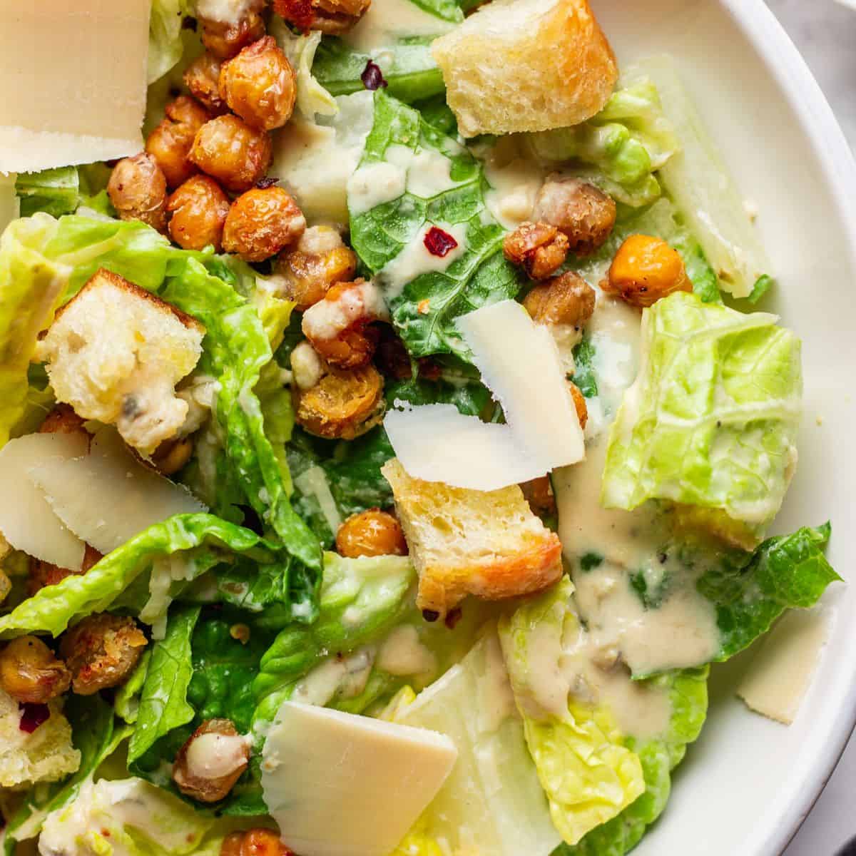 Crowd-Pleasing Vegan Caesar: Tangy, Creamy, No Anchovies!